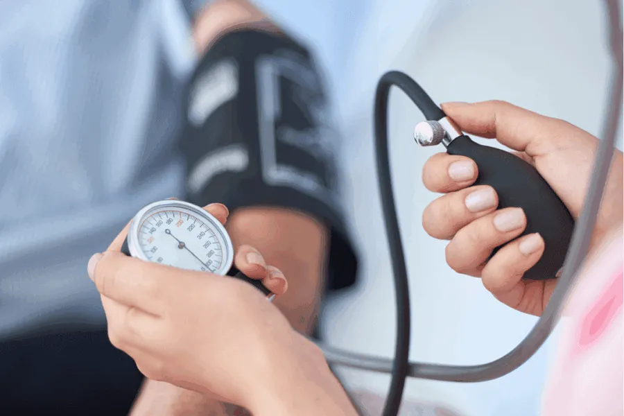 Early Signs of High Blood Pressure Early warning signs of high blood pressure and hypertension symptoms